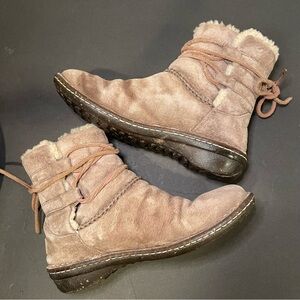 UGG caspia tan suede pull on boots size 7. (6.5)